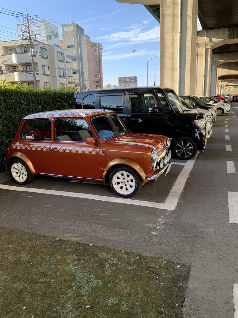 ローバーミニと軽駐車場スペース