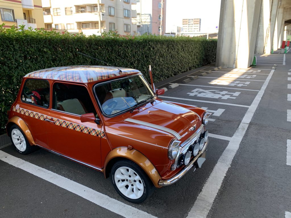 ローバーミニと軽駐車場スペース