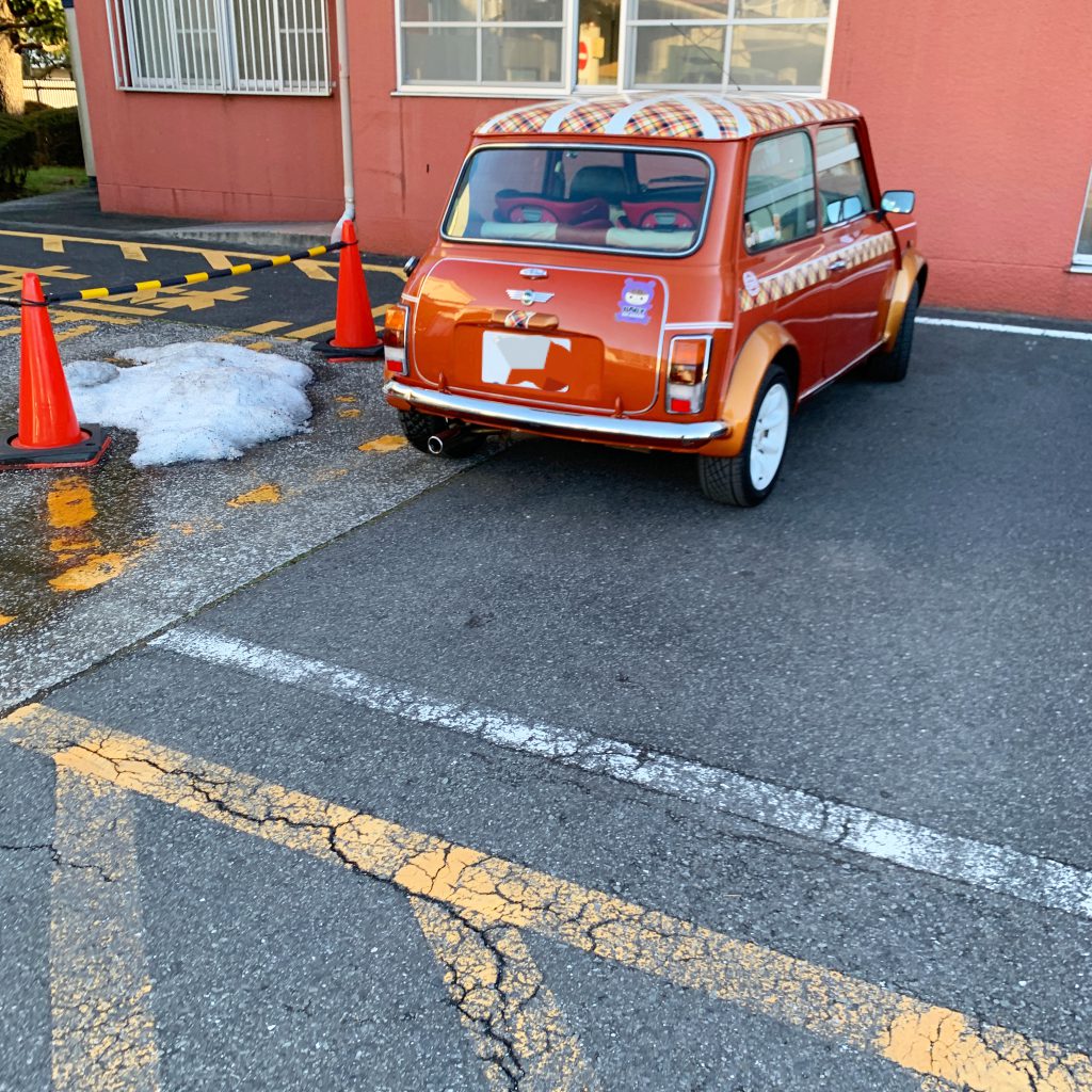 ローバーミニと車検場