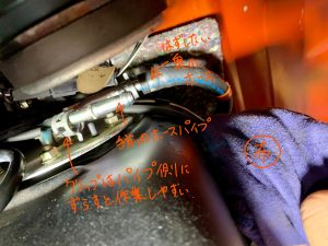 ローバーミニのガソリン供給ホース取り外し