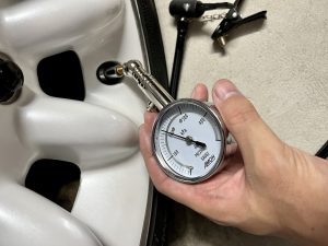 ローバーミニのタイヤ空気圧エアゲージ