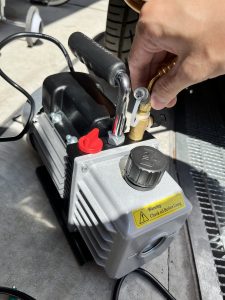 クーラーガスチャージ用の真空引きオイルコンプレッサー