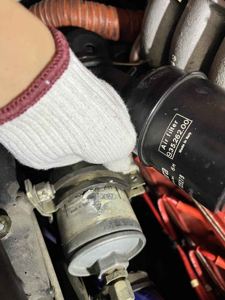 フェラーリテスタロッサのフューエルフィルター交換