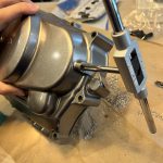 エイプ：5段コアの強力なオイルクーラーをDIYで取り付けてみる。~②ニップル用にケースにタップを立てる編~