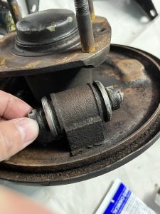 ローバーミニのドラムブレーキシリンダーオーバーホール