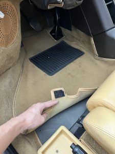 フェラーリテスタロッサのカーペット掃除
