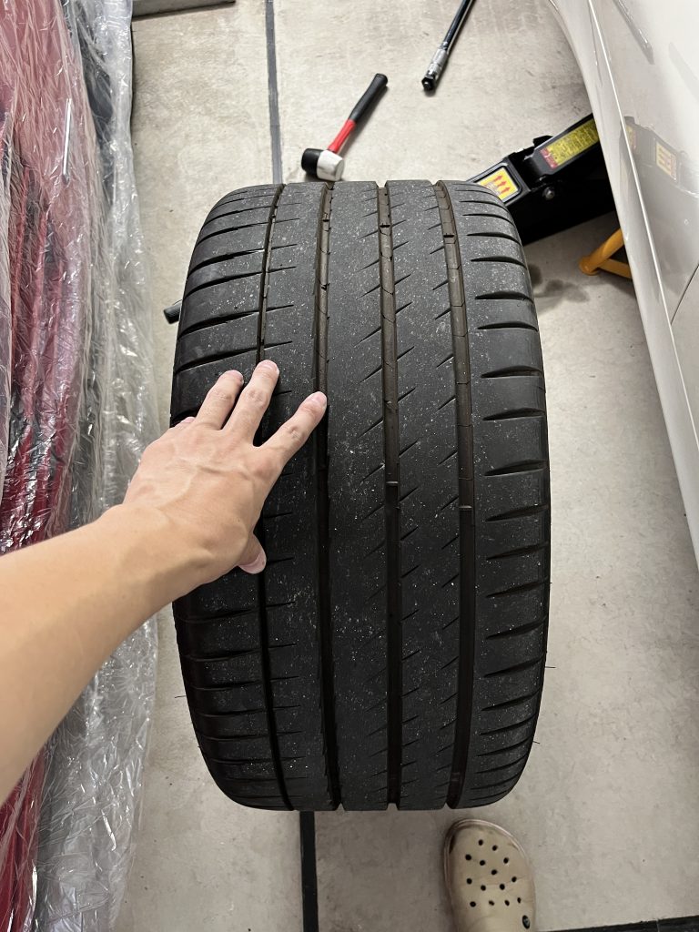 クアトロポルテのタイヤ残量チェック