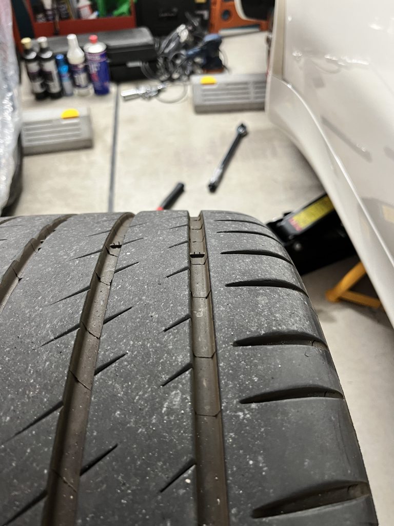 クアトロポルテのタイヤ残量チェック