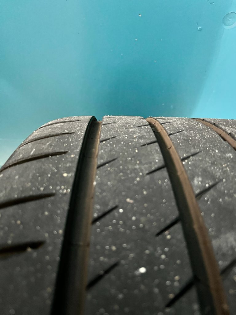 クアトロポルテのタイヤ残量チェック