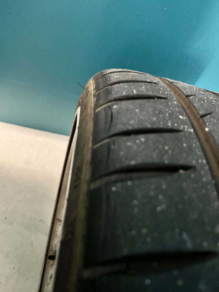 クアトロポルテのタイヤ残量チェック